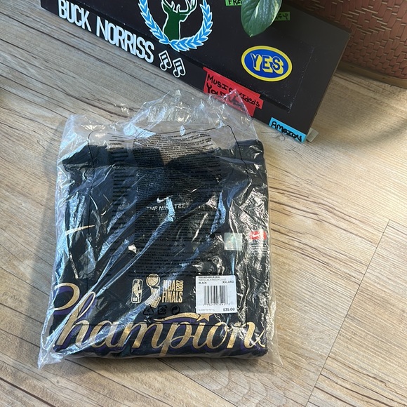 🏀LA LAKERS | CHAMPIONSHIP LOCKER ROOM T-SHIRT | NIP | Black/Yellow/purple… - Picture 4 of 12